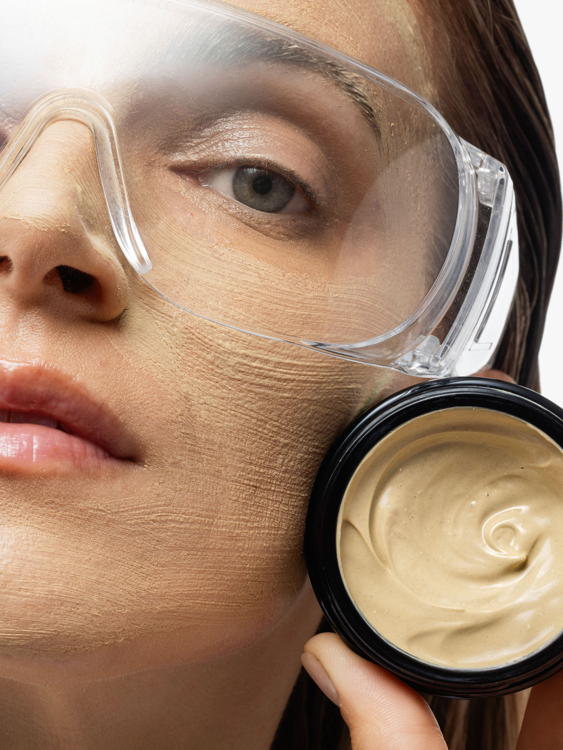 Skintegra Volcanica pročišćujuća, neisušujuća glinena maska sa bentoniom, siltom i cinkom u teglici na ženskom licu