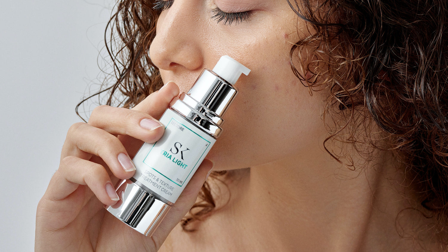 Skintegra Tria Light face cream with 6% niacinamide