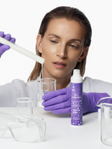 Skintegra Solar II SPF50 hidratizirajući fluid za kožu lica sa UVA i UVB zaštitom ispred žene u laboratoriju 